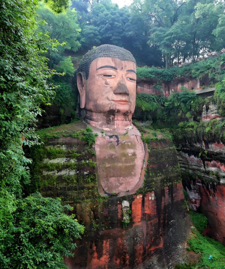 Chengdu: Panda Garden and Leshan Buddha One Day Bus Tour